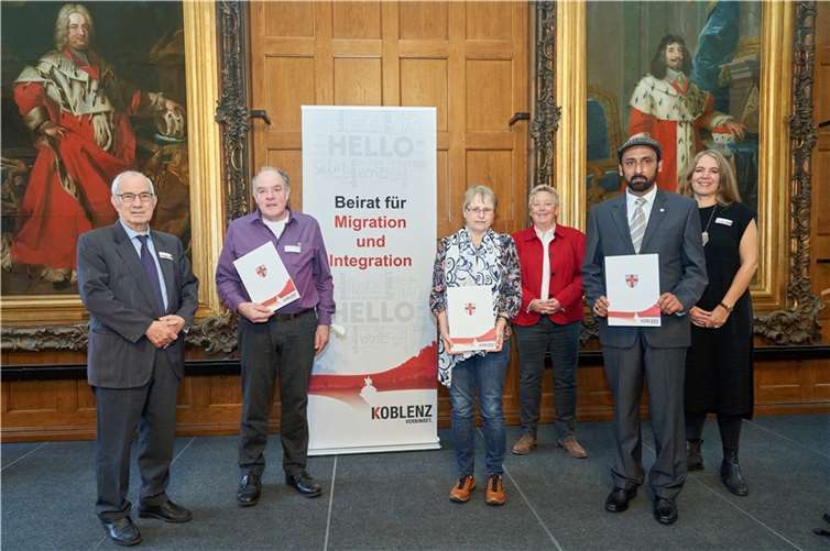 V.li. Vito Contento, Heinz-Gerd Reis, Martina Choukri, Ulrike Mohrs, Zafar Mehmood Shaikh und Clara Röllinghoff.Foto: Sascha Ditscher/Stadt Koblenz