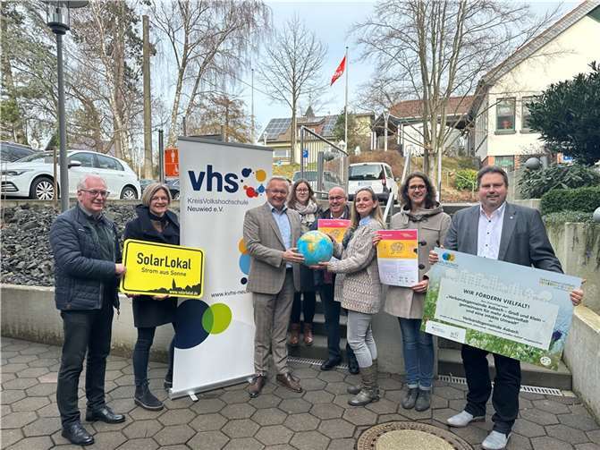 V.li. Volker Mendel, Beate Weißenfels, Achim Hallerbach, Angela Muss, Dietmar Neitzert, Janine Sieben, Simone Kirst und Michael Christ werben gemeinsam für den Kurs „Klimafit- Klimawandel vor der Haustür! Was kann ich tun?“ Foto: Conny Hartung