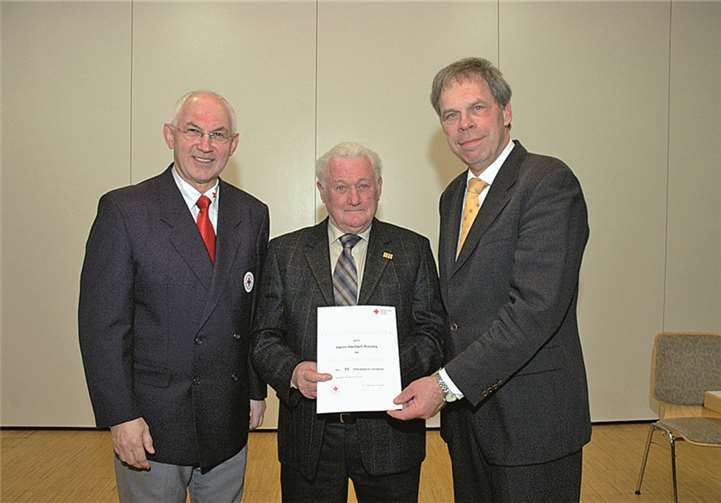 V.li. Vorsitzender Hermann-Josef Romes, Herbert Romes seit 55 Jahren aktives Mitglied, Kreisvorsitzender Achim Haag.