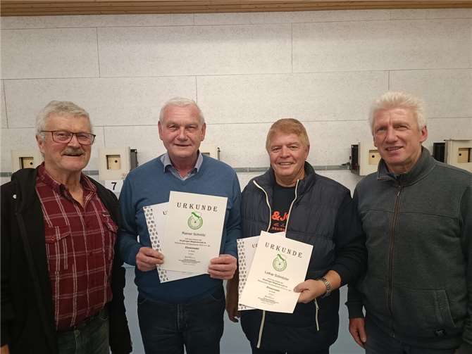 V.li. Vorsitzender Stefan Weber, Rainer Schmitz und Lothar Schnitzler mit den Auszeichnungen und Sportleiter Thomas Pieper. Foto: privat