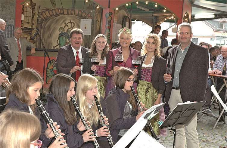 (V.li.) Vorsitzender Verkehrsverein Rüdiger Fuhrmann, Weinprinzessin Lisa Calenborn, Weinkönigin Sarah Laufer, Weinprinzessin Anika Lörken und 1. Beigeordneter Ortsgemeinde Altenahr Frank Linnarz.  UM