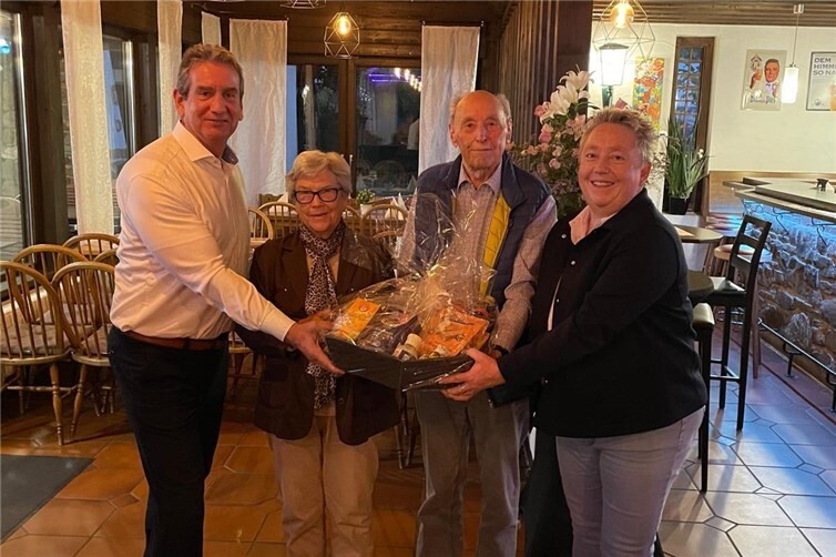 95 Jahre Georg Dötsch: Eine Lebensleistung, die bewegt V.li. Vorsitzender der Jugendstiftung Michael Fröhlich, Irmgard Dötsch und Georg Dötsch, Bürgermeisterin Ulrike Mohrs. Fotos: FV „Rheingold“ Rübenach 1919 e.V.