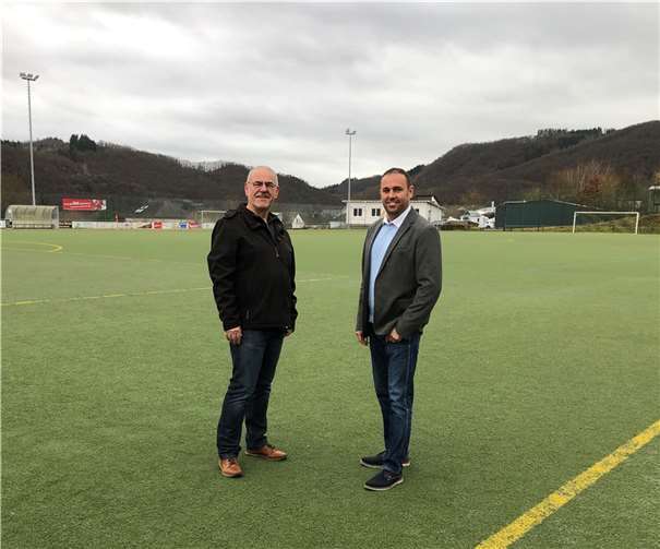 V.li. Vorsitzender des SV Hatzenport-Löf Manfred Lietz und Kreistagsmitglied Jens Firmenich auf dem Sportplatzgelände in Löf. Foto: Christian Weber