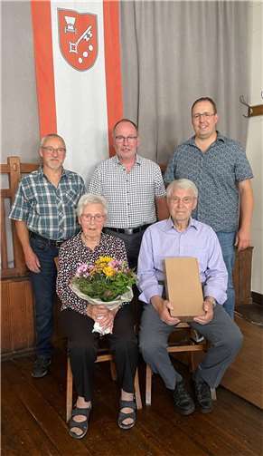 V.li. Walter Heuser, Hilde Schmitt, Peter Schmitt, Hermann Josten und Stefan Kickertz bei der Ehrung der ältesten Teilnehmer. Foto: Ortsgemeinde Trimbs