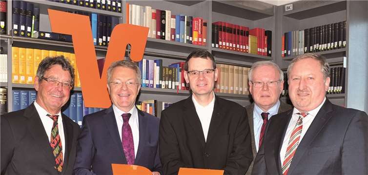 V.li.: Walter Hoffmann, stellvertretender Vorsitzender des Kuratoriums der Bürgerstiftung der Volksbank RheinAhrEifel - Elmar Schmitz, Vorstandsvorsitzender der Bürgerstiftung der Volksbank RheinAhrEifel - Msgr. Dr. Michael Bollig, Regens des Studienhauses St. Lambert - Bernd Kreidt, Vorsitzender des Fördervereins St. Lambertus - Ernst Bugl, Vorstandsvorsitzender der Volksbank Grafschaft-Wachtberg. VOBA