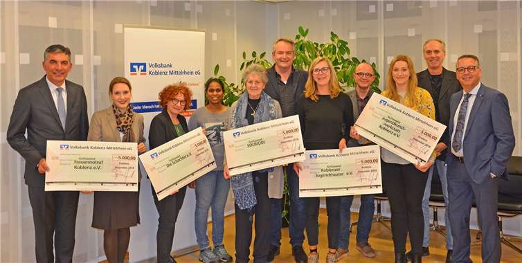 V.li. Walter Müller, Vorstand Volksbank Koblenz Mittelrhein eG, Judith Sauerborn, Volksbank Koblenz Mittelrhein eG, Stefanie Klein, Die Schachtel, Frau Ramalingam und Sr. Dr. Lea Ackermann, beide SOLWODI, Olaf Wiese und Jutta Mannebach, beide Koblenzer Jugendtheater, Erich Weber, Die Schachtel, Jewgenia Weißhaar und Christoph Nießen, beide JuKuWe, Stephan Breser, Vorstand Volksbank Koblenz Mittelrhein eG.Andrea Wertz