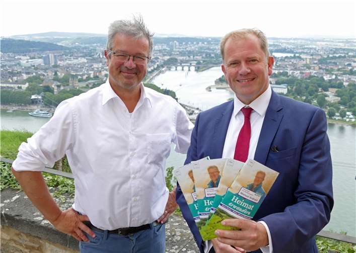 V.li. Wanderautor Manuel Andrack und VRM-Geschäftsführer Stephan Pauly.Quelle: Verkehrsverbund Rhein-Mosel GmbH
