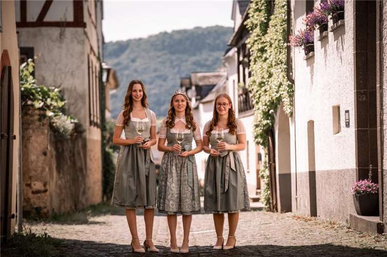 Vier Tage Weinfest in Fankel V.li. Weinprinzessin Nike, Weinkönigin Leonie und Weinprinzessin Amelie freuen sich auf zahlreichen Besuch. Foto: Hanna Fassbender