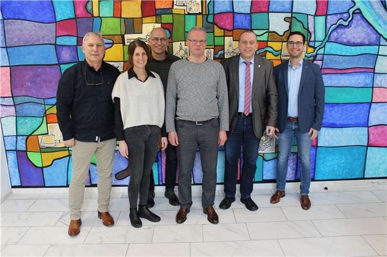 Hermann-Josef Thelen in den Ruhestand verabschiedet V.li. Werkleiter Christoph Bell, Werkleiterin Diana Vollmer, Büroleiter Armin Seiwert, Hermann-Josef Thelen, Bürgermeister Johannes Bell und Personalratsvorsitzender Philipp Nürenberg. Foto: VG Brohltal