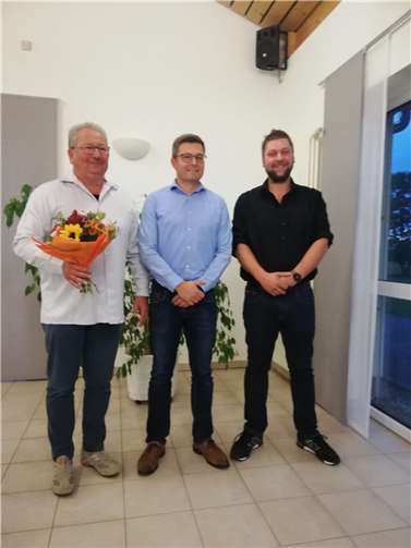 V.li. Werner Schreiner, Björn Schäfer, Alexander Klein. Unter Überreichung eines Blumenstraußes gratulieren Björn Schäfer und Alexander Klein Werner Schreiner zu seinem neuen Amt als Beigeordneter.