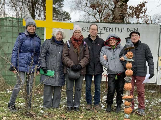 V.li. Werner Schwarz, Pax Christi e.V. im Bistum Trier, Gudrun Bonk von IPPNW, Thomas und Ursula Bremm-Gerhards, Pax Christi e.V. im Bistum Trier, Dr. Elke Koller, Internationaler Versöhnungsbund e.V. Regionalgruppe Cochem-Zell, Veronika Raß, Pastoralreferentin. Foto: : SAIP