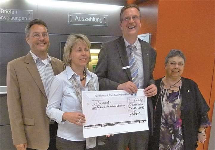 V.li. Werner Vith, Monika Waldenmaier, Heinz Brun (Raiffeisenbank), Dr. Gudrun Mieth-Leichsenring. privat