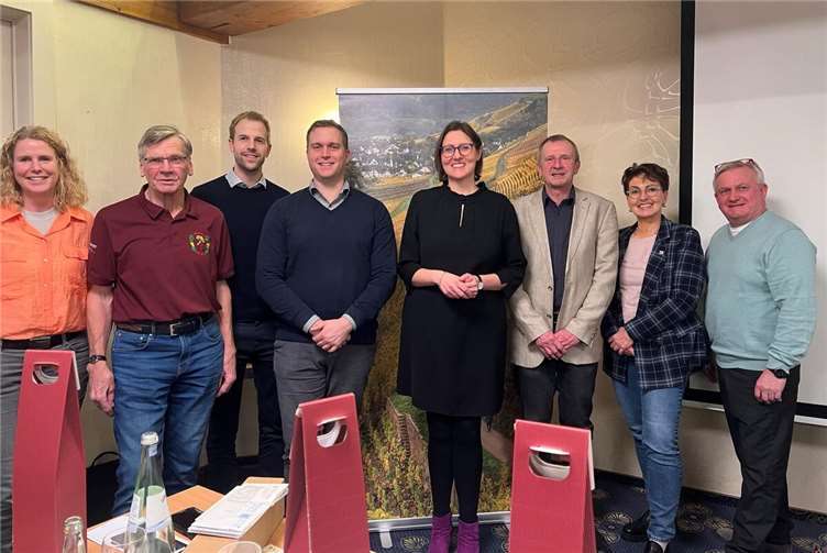 V.li. Wiebke Neumann, Dieter Möring, Dr. Maximilian Hendgen, Eric Lentes, Bürgermeisterin Kathrin Laymann, Prof. Dr.-Ing. Dietrich Paulus, Simone Röhr, Heinz Uwe Fetz. Foto: VG Rhein-Mosel