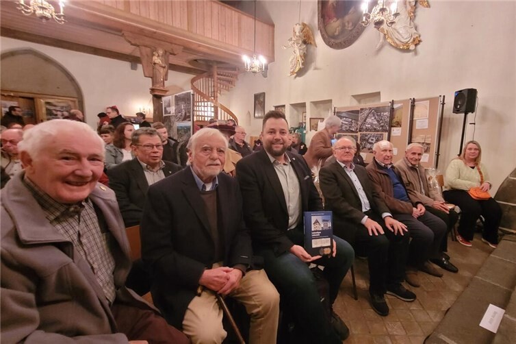 V.li. Willi Eisenbarth, Rudolf Kring, Oberbürgermeister Lennart Siefert, der Vorsitzende des Lahnsteiner Altertumvereins Dr. Hubertus Seibert, Werner Valler, Friedrich Felgenheier und die Enkeltochter von Werner Valler. Fotos: Wolfram Post