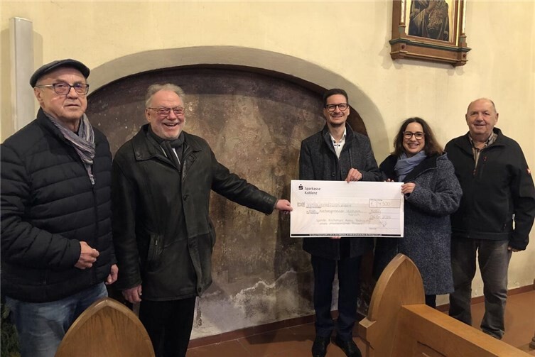 V.li. Willi Wilhelmi, Pastor Thomas Gerber, Thorsten Escher (Sparkasse Koblenz), Petra Gies-Moskopp und Herbert Moskopp (beide Kirchortteam St. Bartholomäus Kettig).