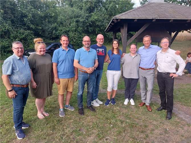 V.li. Winfried Erbar, Natalja Kronenberg, Thomas Przybylla, Peter Moskopp, Uwe Weber, Anna Brachtendorf, Pascal Badziong, Josef Oster, Horst Hohn. Foto: CDU Bassenheim