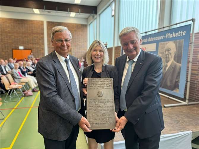 V.li. Wolfgang Bosbach, Jenny Groß und Reiner Meutsch bei der Überreichung der Adenauer-Plakette.  Foto: Marcel Willig