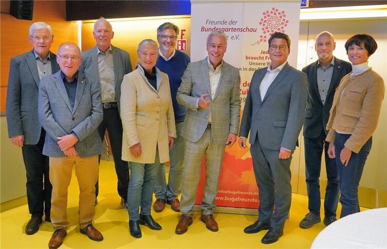 V.li. Wolfgang Dreyer (Beisitzer), Roland König (Geschäftsführer), Dr. Hermann Hammes (Beisitzer), Monika Sauer (stv. Vorsitzende), Marcus Menster (Rechtsbeistand), Thomas Schilling (Vorsitzender), Matthias Nester (Vors. des Kuratoriums), Jörg Taubert (Beisitzer) und Ulli Piel-Schilling (Beisitzerin). . Foto: BUGA Freunde Koblenz, Friedhelm Zernack