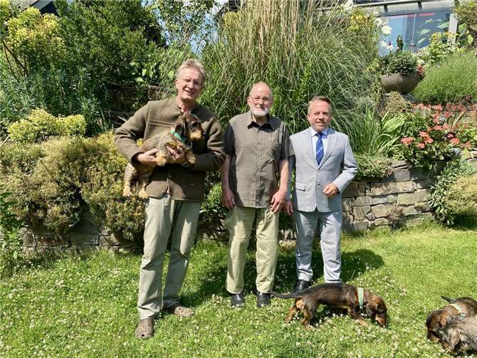 V.li. Wolfgang Petersen, Horst Gaß (Wildbeauftragter der Stadt Booppard, Schweißhundeführer), Stephan Wefelscheid mit den Jagdhunden Motte und Tammy.  Foto: : Claas Osterloh