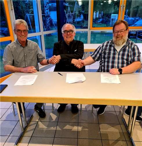 V.li. Wolfgang Sauer, Vors. Männerchor Bassenheim, Wilfried Schäfer, Chorleiter, Wolfgang Escher, Vors. Cäcilia Mülheim. Foto: privat