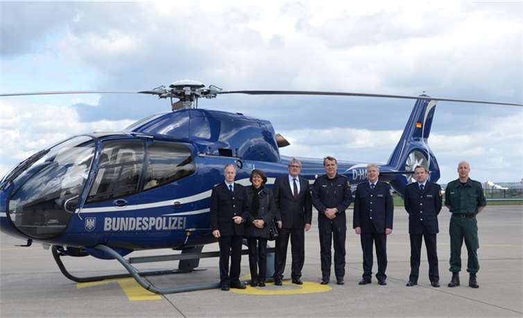V.li. Wolfgang Wurm, Präsident der Bundespolizeidirektion Sankt Augustin, Kreisdirektorin Annerose Heinze, Landrat Sebastian Schuster, Thomas Helbig, Leiter der Bundespolizei-Fliegergruppe, Bert Pinsdorf, Stellvertretender Leiter der Fachinformations- und Medienstelle der Bundespolizei, Johannes Heinzen, Hundertschaftsführer Technische Einsatzhundertschaft der Bundespolizeiabteilung Sankt Augustin und Mario Schulz, Stellvertretender Leiter GSG 9 der Bundespolizei.privat