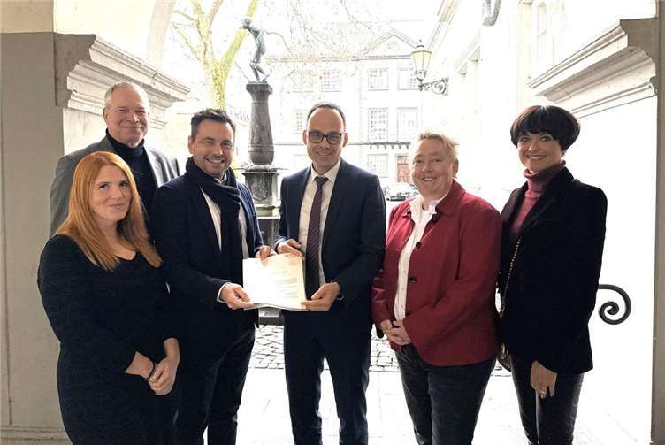 V.li. Yvonne Pilcher (stellv. Leiterin Sozialamt) Martin Maser, David Langner, Denis Alt, Ulrike Mohrs und Ulli Piel-Schilling, Stabsstelle Kommunikation DRK-Mittelrhein. Foto: Stadt Koblenz/Julian Häuser