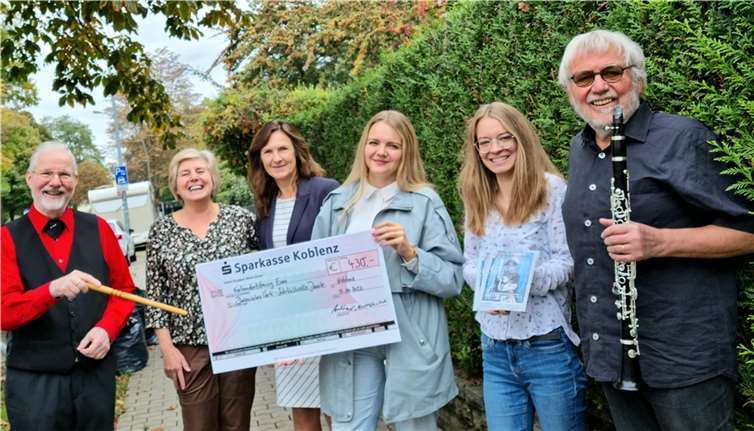 V.li. Zauberphilosoph Andino, Iris Pfisterer-Dahlem (Geschäftsführerin des Diakonischen Werkes Koblenz), Beate Oster (Integrationsbeauftragte der Stadt Koblenz), Larissa Schall und Lea Ferdinand (Interkulturelle Dienste der Diakonie Koblenz) sowie Walter Oswald-Wambach (Klarinettist). Foto: Katrin Püschel