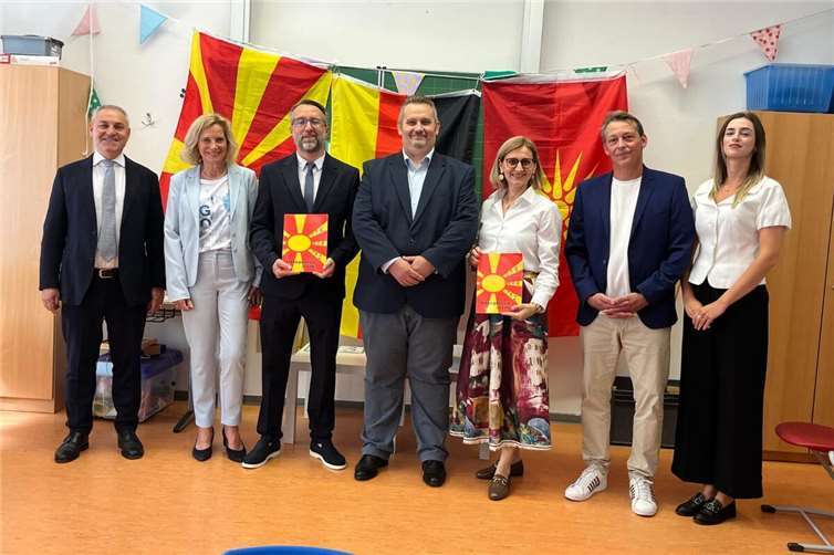 Erfolgreicher Auftakt: Start des Herkunftsspracheunterrichts in Mazedonisch erstmals in Rheinland-Pfalz V.li. Zlate Koviloski, Dr. Anna Köbberling, MdL, Aleksandar Buzleski, Herr Bajramovski, Mazedonischer Konsul, Olivija Shterjova, Martin Lohmar, Rektor und Marta Cvetkovska, Lehrerin. Fotos: Elterninitiative Mazedonisch in Rheinland-Pfalz
