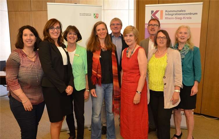 V.li. Zubaida Bittar - KI, Antje Dinstühler - Leiterin KI, Kreisdirektorin Annerose Heinze, Dr. Petra Heinrichs - QuisS-Verbundkoordinatorin der Bezirksregierung Köln, der Landrat des Rhein-Sieg-Kreises Sebastian Schuster, Ingrid Weis - Universität Duisburg-Essen, Manfred Höhne - Leitender Regierungsschuldirektorder Bezirksregierung Köln, Gabriele Hufgard - Schulamtsdirektorin, Birgitt Kreitz-Henn - Schulamtsdirektorin.privat