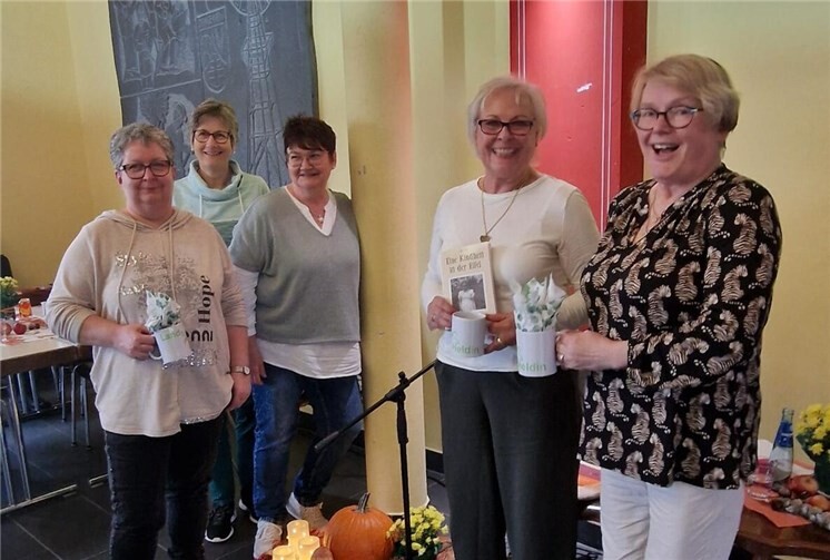 V.li. das Orgateam: Tatjana Krechel, Maria Schneiders, Gisela Kesseler, Autorin Inge Arenz, Resi Härig. Foto: privat