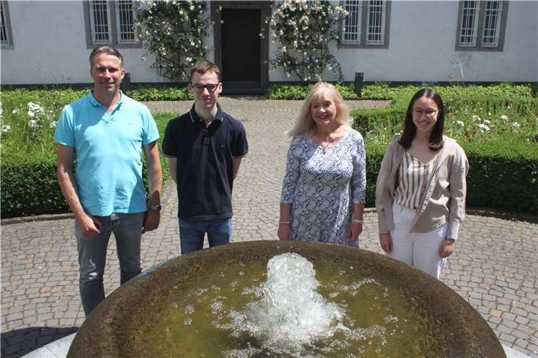 V.li. der Leiter des Kultur- und Schulverwaltungsamtes Jürgen Karbach, Preisträger Lukas Hesch, Dezernentin Theis-Scholz und Preisträgerin Josephine Kimmel. Foto: Stadt Koblenz/Thomas Knaak