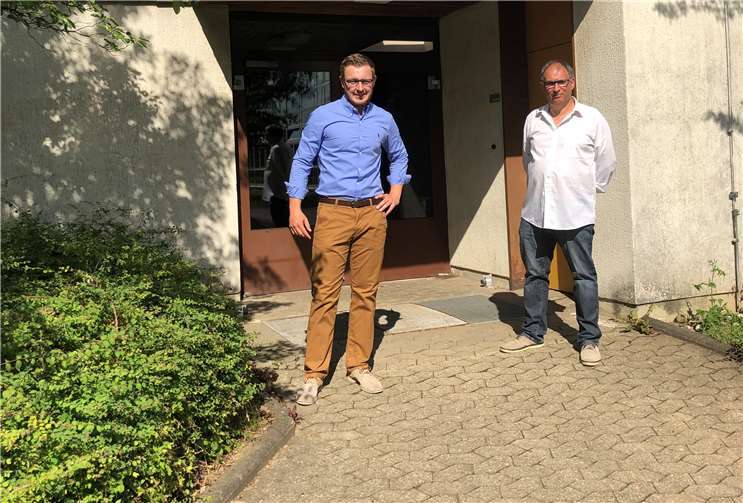 V.li. der Mülhofener Sozialdemokraten Dominik Pretz und SPD-Fraktionsvorsitzenden Manfred Bauer vor der MZH Mülhofen, die die neue Bühne bekommen soll.Foto: privat