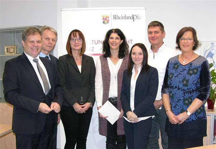 V.li. der Präsident des Verwaltungsgerichts Koblenz Dr. Ralf Geis, der Vorsitzende des Richterrats des Verwaltungsgerichts Koblenz Dr. Peter Paul Fritz, Marion Girmann von der Elterninitiative „Zucker-Kids“, Susanne Hartmann von der Elterninitiative „Zucker-Kids“, die Geschäftsleiterin des Verwaltungsgerichts Koblenz Christin Grotheer, der erste Vorsitzender des Vereins „Musik für ALLE e. V.“ Gerd Wagner sowie die Vorsitzende des Personalrats des Verwaltungsgerichts Koblenz Dagmar Rosenberg.privat
