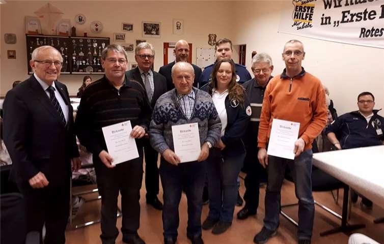V.li. der Vorsitzende des Ortsvereins Falk Schneider, Erich Heuser, der Präsident des DRK Kreisverbandes Neuwied Werner Grüber, Erich Buslei, der stellvertretende Vorsitzende des Ortsvereins Martin Buchholz, Marvin Schilbock von der DRK Bereitschaft Vettelschoss, Silke Klingenhäger von der DRK Bereitschaft Vettelschoss, der Schatzmeister des Ortsvereins Jürgen Schmitz und Martin Buchholz, der stellvertretend für Matthias Buchholz geehrt wurde.privat