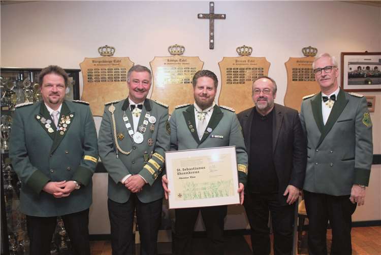 V.li. der stellvertretende Brudermeister Marco Klee, Bezirksbundesmeister Hans-Peter Metternich, Brudermeister Christian Klein, Pfarrvikar Franz-Josef Steffl und der stellvertretender Bezirksbundesmeister Konrad Obladen. privat