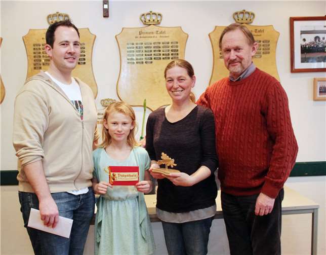 V.li. der stellvertretende Jungschützenmeister Hendrik Beer, die Gewinnerin des Bambini-Glücksschießens Fiona Schreiner, die Sebastianuskönigin Melanie Schreiner und der Schießmeister Ulrich Dold.