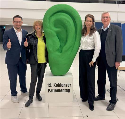 Der 12. Koblenzer Patiententag Hilfe für Ohr, ein Höhepunkt im Bereich der Hörgesundheit V.li. der wissenschaftliche Leiter Prof. Dr. Steffen Kreikemeier (Hochschule Aalen), Brigitte Hilgert-Becker (Vors. Treffpunkt Ohr und Mitglied der Geschäftsführung von BECKER Hörakustik), Eva Keil-Becker (Mitglied der Geschäftsführung von BECKER Hörakustik), Prof. Dr. rer. nat. Jürgen Kießling, wissenschaftliche Leitung der ersten 10 Patiententage und Doktorvater von Prof. Dr. Steffen Kreikemeier. Nicht im Bild: Dan Hilgert-Becker, (Mitglied der Geschäftsführung von BECKER Hörakustik).