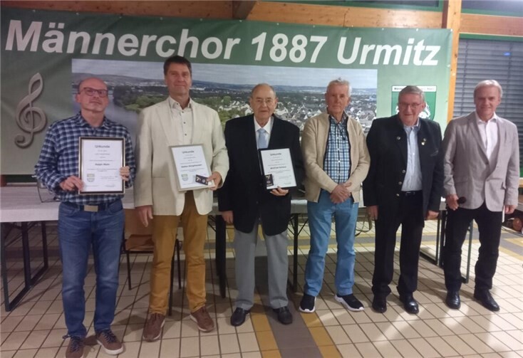 V.li. die Geehrten Ralph Mohr, Stefan Elingshausen und Wilfried Schlarp mit Franz Josef Böckling, Karl-Heinz Müller und dem 1. Vorsitzenden Uwe Britz.Foto: Männerchor Urmitz
