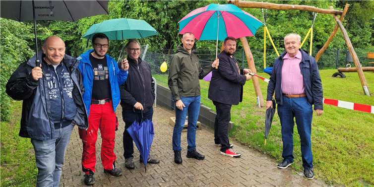 V.li. die Ratsmitglieder Jörg Freisberg, Dominik Pretz, Manfred Bauer und Goran Varvodic nahmen mit Bürgermeister Christoph Mohr und dem Ersten Beigeordneten Bernhard Wiemer an der Eröffnung im Regen teil.Quellen: Stadt Bendorf