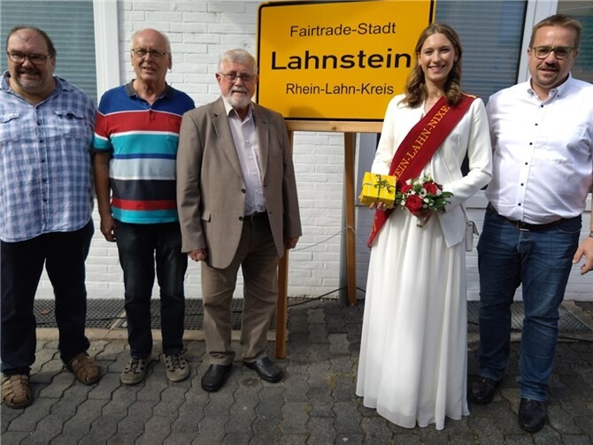 V.li. die Vorstandsmitglieder der AG Eine Welt Helmut Schröder, Bernhard Kilbinger, Hans Rothenbücher mit der Rhein-Lahn-Nixe Lea I. und dem Beigeordneten Sebastian Seifert. Quelle: AG Eine Welt