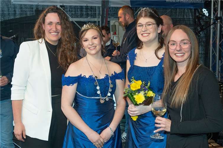 V.li. die ehemalige Blüten- und Weinkönigin Antonia, neue Tolitäten Josephine und Julia und die ehemalige Prinzessin Jasmin.