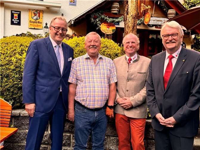 V.li. erster Beigeordneter der Stadt Linz Helmut Muthers, Uwe Prassel, Dr. Armin Rieger, Präsident des DRK Kreisverbands Neuwied, H.-Dieter Korf, 1. Vorsitzender des DRK OV Linz. Quelle: DRK Linz am Rhein