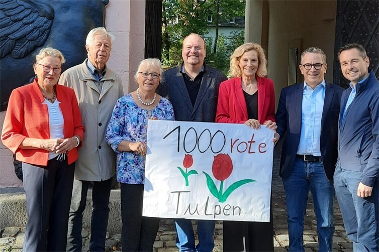 V.li. für den Karthäuser Ortsring nehmen Ursula Schwerin, Harald Pohl und Roswitha Jung die Blumenspende von Thorsten Schneider, Anna Köbberling, Thorsten Rudolph und David Langner entgegen.