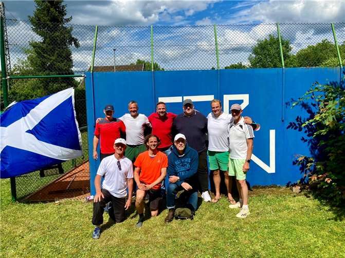 V.li. (hinten): André Gertzen, Stefan Vollmer, Thorsten Witteriede, Torsten Müller, Alexander Glang und Dominik Graf von Spee sowie (vorne) Markus Schmitt, Marcel Queckenberg und Dirk Schwammborn feierten ihren erfolgreichen Saisonabschluss. Quelle: TC Blau-Weiss Bad Breisig