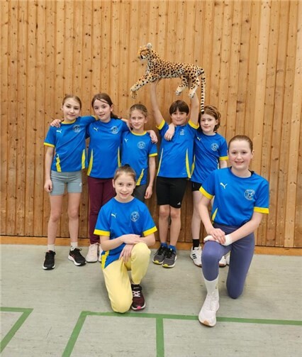 V.li. hinten: Laura Emons, Emma Dung, Isabel Braun, Felix Hellmich u. Elias Socha, vorne: Sofiya Syrotenko und Laura Hellmich.