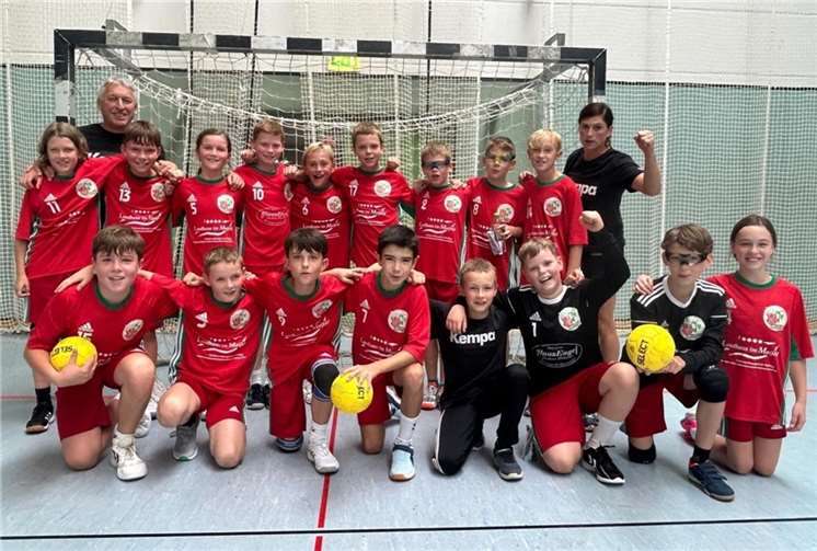 V.li. hintere Reihe: Jakob Dahmen, Trainer Karl – Heinz Hoffmann, Tom Jerger, Emma Gerlach, Maximilian Klapthor, David Hoffmann, Florian Mokosch, Bastian Mokosch, Marcel Ising, Noah Heiligensetzer, Trainerin Nathalie Oster. Vordere Reihe Mats Wagner, Bastian Tilch, Ben Hübinger, Maxim Gostiuk (Tor), Geburtstagskind Mats Roth, Benedikt Harst (Tor), Luc Gumbrecht (Tor), Frida Saxler.