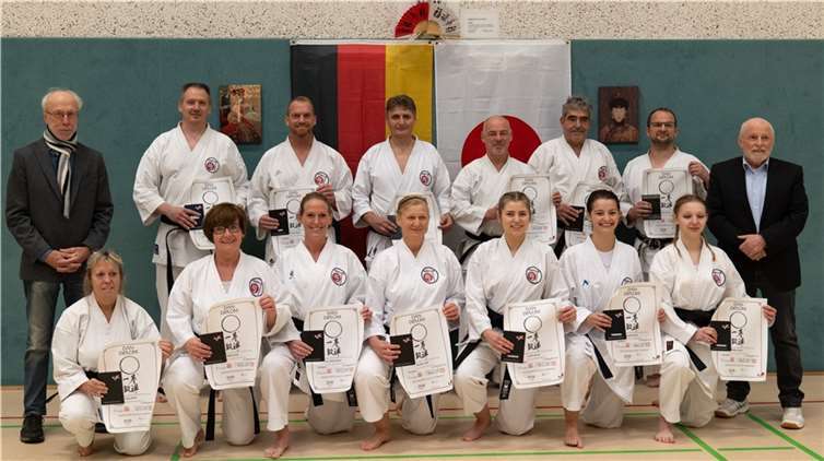 V.li. hintere Reihe: Reinhold Klasen (Prüfer, 6. Dan, Mainz), Alexander Pauls, Patrick Boger, Franz Heft, Rainer Claaßen, Frank Wirtz, Peter Büttner, Günter Bitzhöfer (Prüfer, 6. Dan, Puderbach)/vorne kniend: Gaby Wirtz, Heike Denke, Eva Boger, Angelika Spitz, Leonie Gossen, Mariella Staudt, Philine Herder. Foto: Martina Kircher