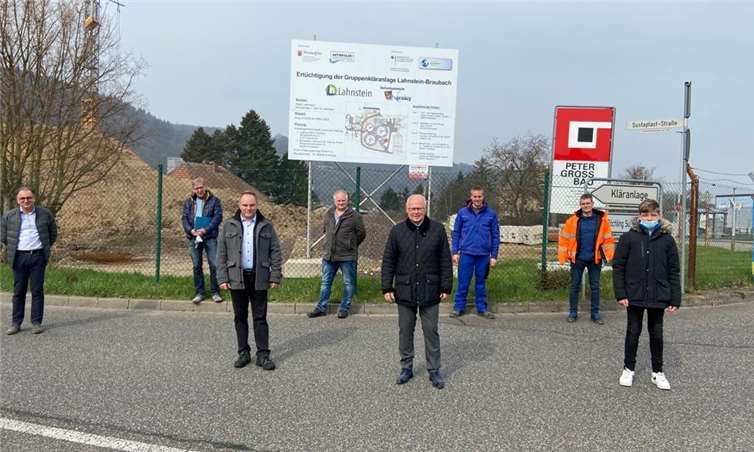 V.li. kaufmännischer Werkleiter Becher, technsicher Werkleiter Becker, Bürgermeister Weiland, Werkleiter Krämer, Oberbürgermeister Labonte, Abwassermeister Groß, Berat. Ingenieur Brink, Schülerpraktikant Schmidt. (Foto: Kerstin Weirich, Luca Jurisic).Quelle: Stadt Lahnstein