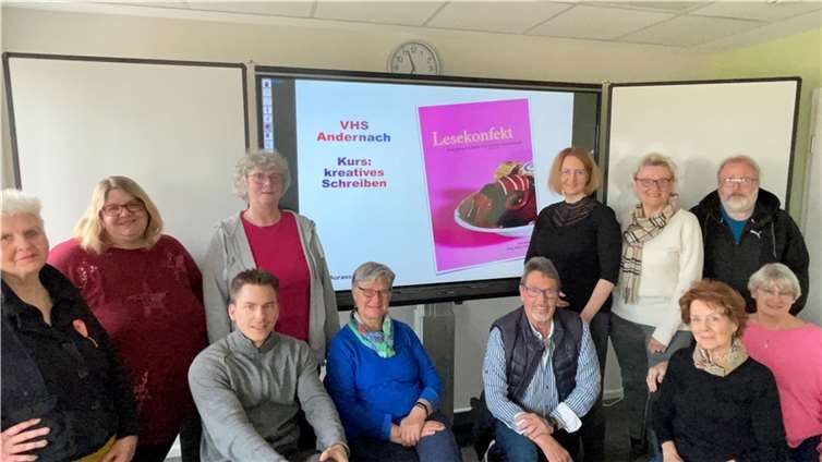 V.li. (sitzend): Pascal Weber, Karin Hillesheim, Dieter Aurass, Karin Zielke und Eva Maria Keuchel sowie (stehend): Christa Klein, Denise Müller, Andrea Schmitz, Antje H., Eva-Maria Gerstkamp und Frank Merken. Foto: privat