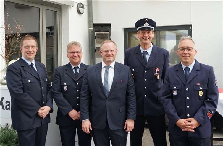 V.li. stellv. Wehrleiter Florian Bauer, Löschzugführer BM Markus Hünermann, Oberbürgermeister Jan Einig, ehem. Löschzugführer Bernd Essing und stellv. Löschzugführer OBM Pascal Blum. Foto: privat